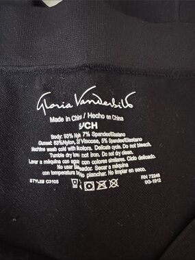 Gloria Vanderbilt Black Knit Top with Interior Logo Print